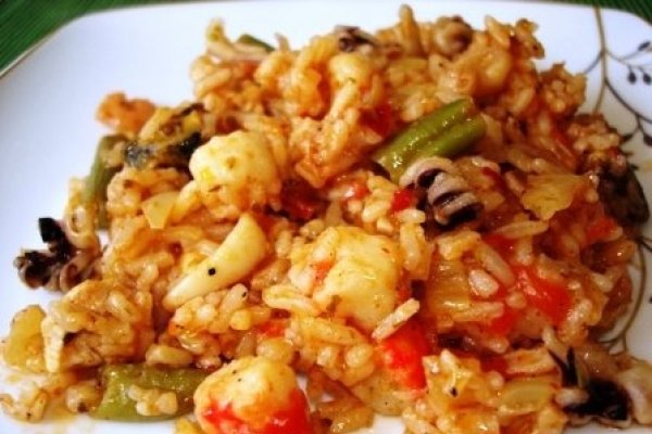 Paella cu fructe de mare si piept de pui