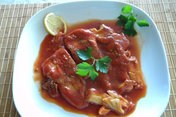 Peşte cu sos de roşii