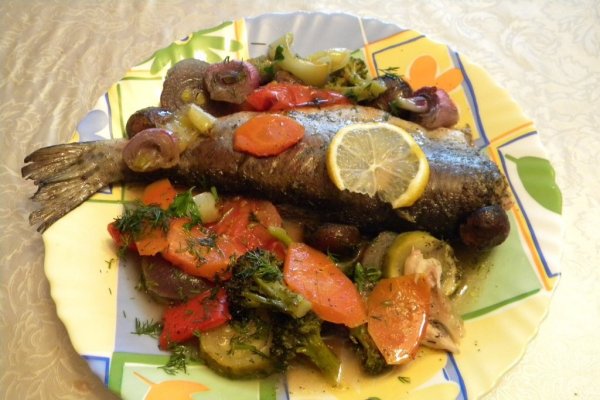 Pastrav proaspat cu legume la cuptor