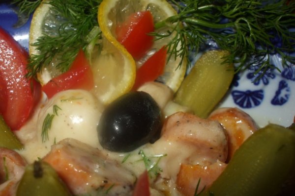 Salata cu carne de pui, ciuperci si carnati