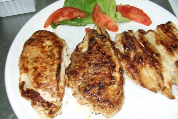 piept de pui la gratar tinut in bait