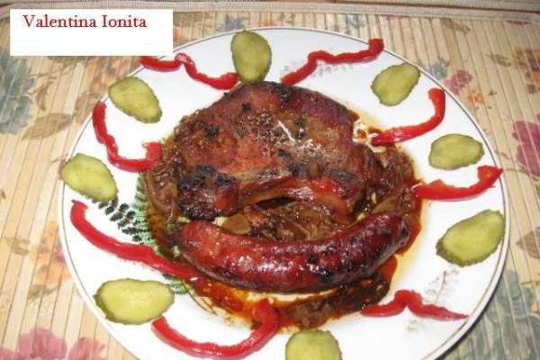 Cotlet  si carnati de porc in sos de vin la cuptor