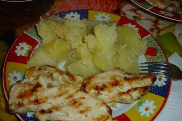 Piept de pui la gratar cu cartofi taranesti
