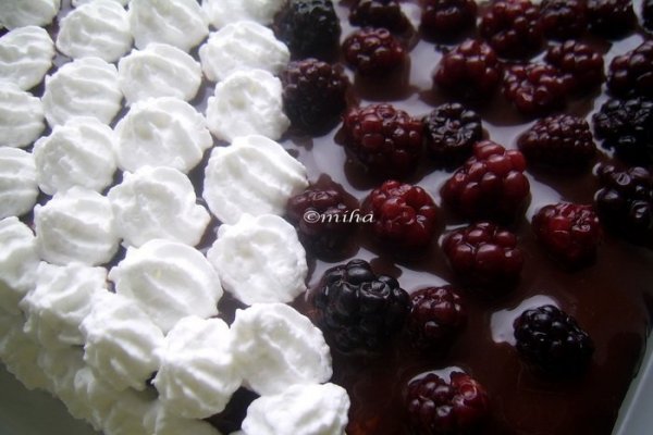 Tort cu mouse de ciocolata alba si mure