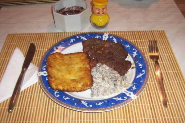 Pulpa de porc la tava cu sote de ciuperci si cascaval pane