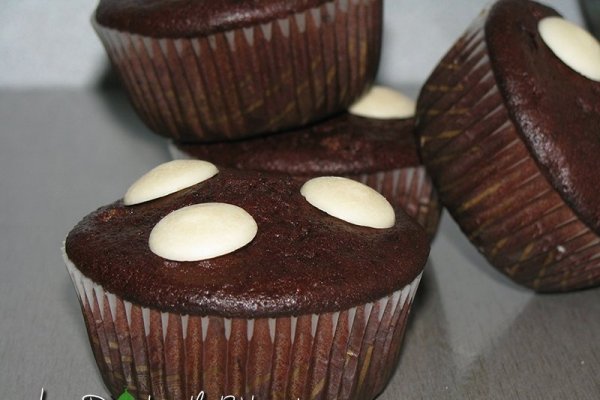 Briose maronii cu fulgi de ciocolata alba