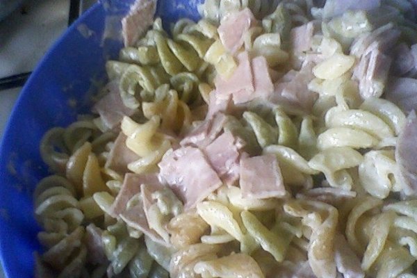 Salata de paste colorate cu sunca si cascaval