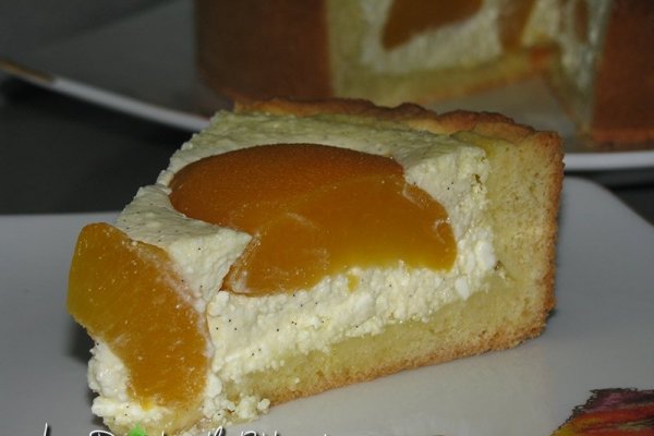 Tarta cu branza aromata cu vanilie si piersici