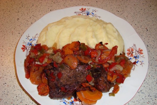 Friptura de vita cu legume la cuptor si piure de cartofi