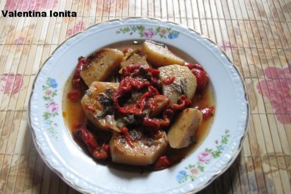 Cartofi la cuptor cu ardei capia copti si tarhon