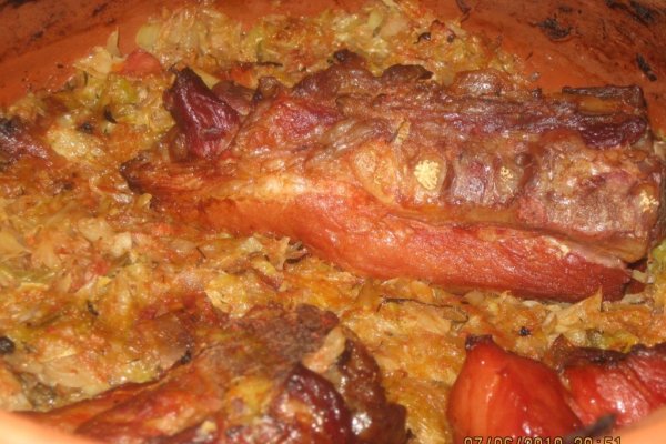 Varza noua cu afumatura in vas roman