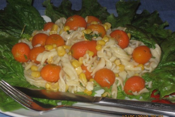 Salata de paste fusilli, porumb si carote pariziene