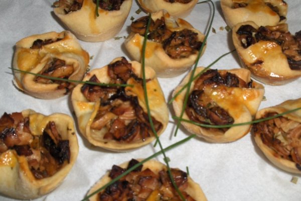 Cosulete cu suncã si ciuperci (Empadas de fiambre e cogumelos)