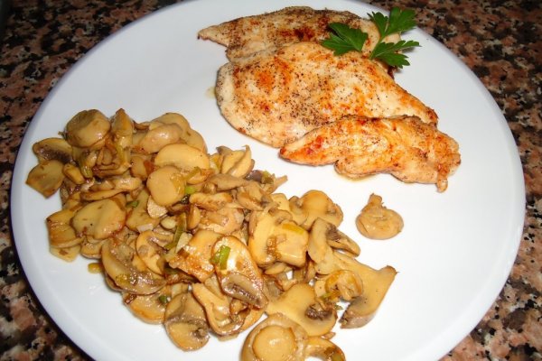 Piept de pui cu unt  si ciupercute calite cu usturoi