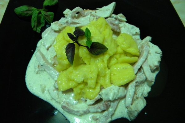 Zdrente de cartofi cu sos de smantana si carne