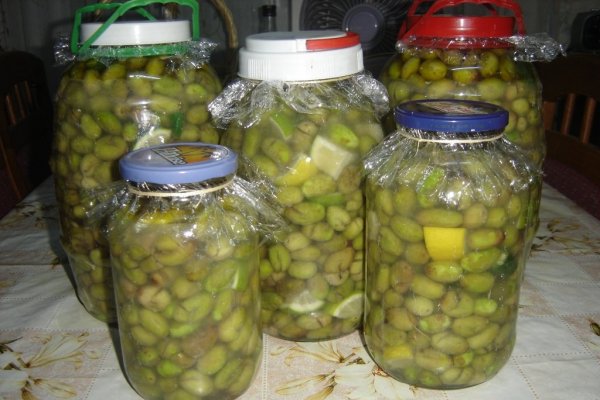 Masline verzi conservate in saramura si ulei de masline- specific tarilor arabe