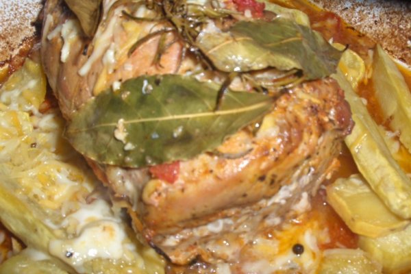 Muschi de porc umplut la cuptor în sos de usturoi si cartofi dulci (Lombo  assado no forno com batata doce)