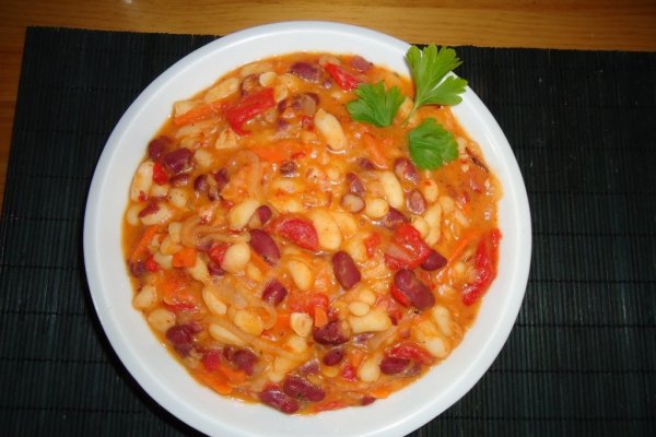 Iahnie de fasole alb-rosie cu ardei