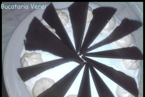 Tort de bezea si ciocolata