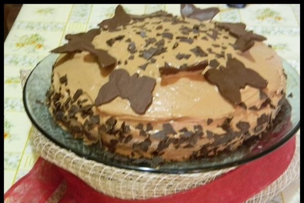 Tort cu crema si fluturasi de ciocolata