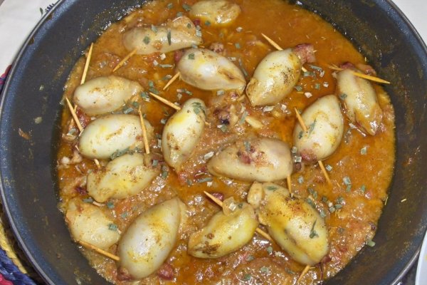 Calamari  umpluti  cu sos de vin (Lulas recheadas)