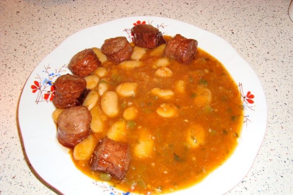 Iahnie de fasole cu carnati de casa