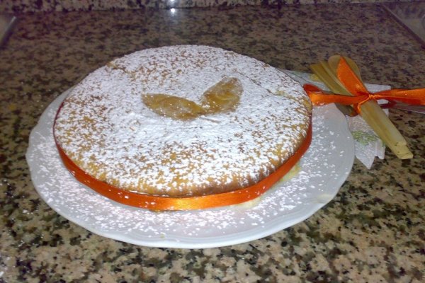 Tort pufos cu crema si dulceata de caise