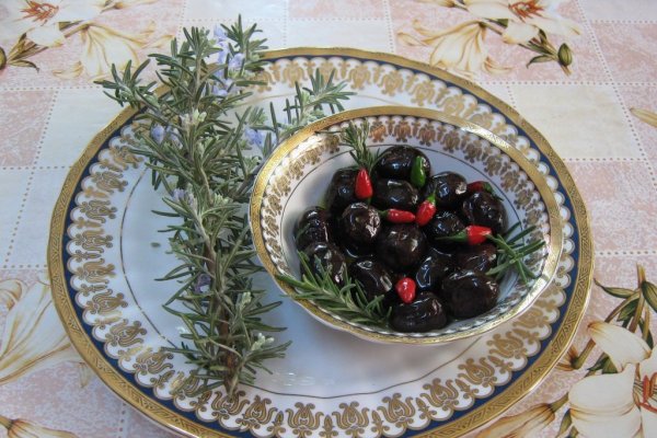 Masline negre conservate in saramura si ulei de masline