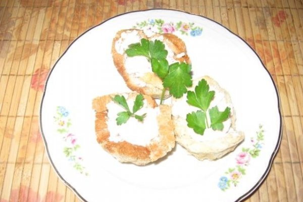 Cosulete din paine umplute cu salata de icre