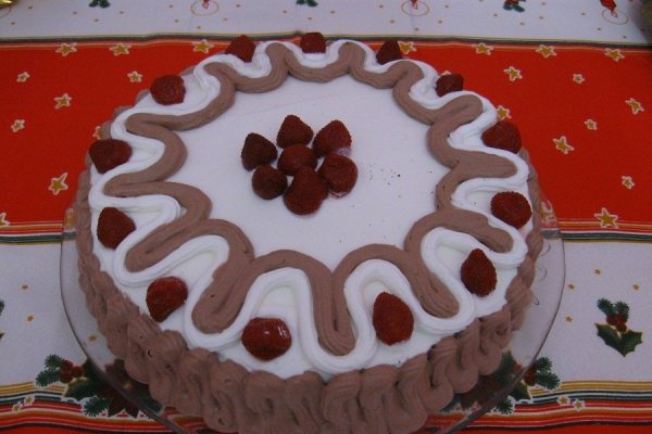 Tort cu crema de iaurt si capsuni