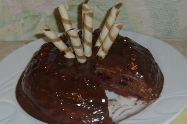 Tort din clatite cu budinca de ciocolata si visine