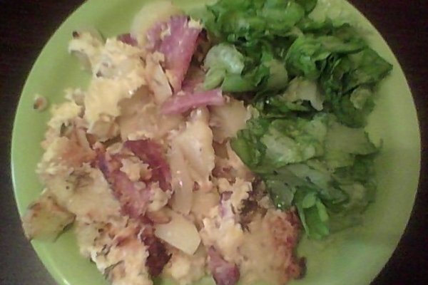 Sufle de cartofi cu bacon şi salată verde