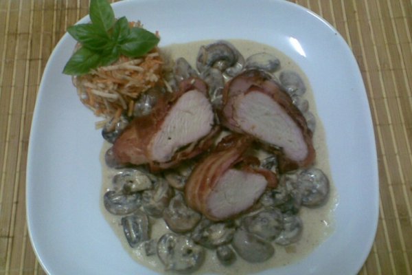 Piept de curcan in manta de bacon, pe pat de ciuperci