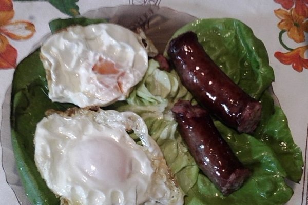 Salata verde  cu ochiuri si carnati de casa