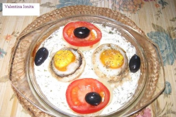 Ciuperci cu oua ochiuri si sos alb la cuptor