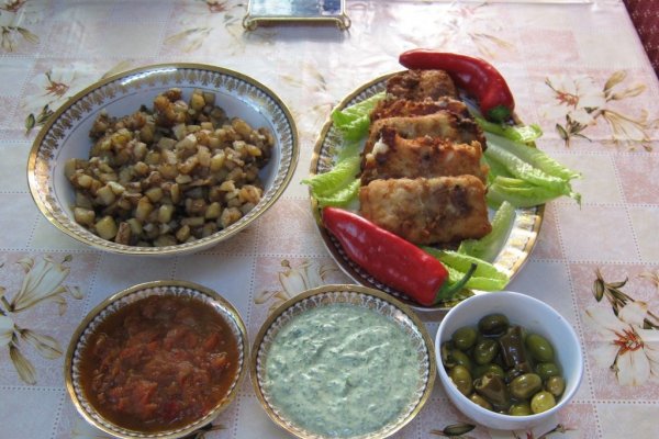 Fileu de peste prajit cu garnitura de rosii scazute si cartofi prajiti (Mfarakeh)