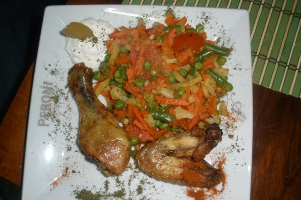 Pui cu legume si sos de smantana