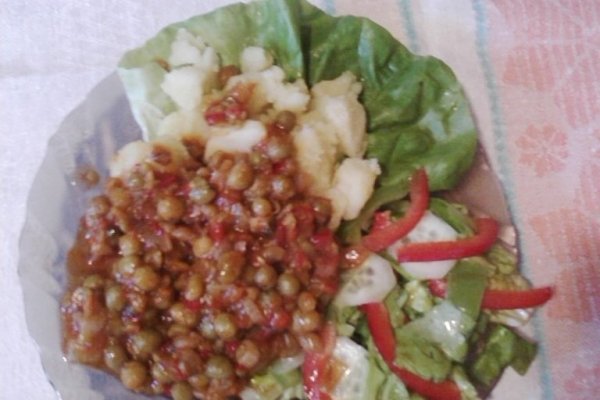 Mazare cu garnitura de cartofi si salata