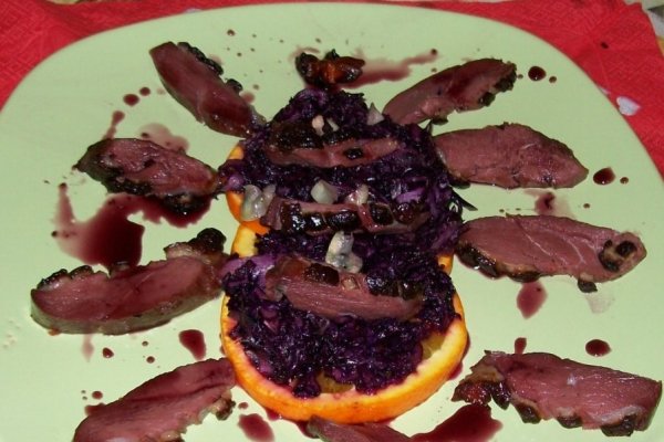 Piept de gasca afumat cu varza caramelizata,