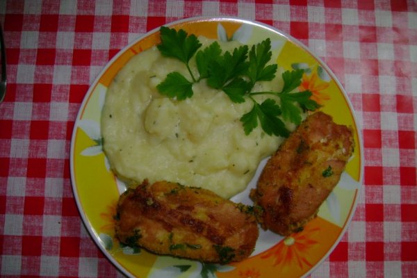 Mancare de cartofi cu tarhon si crenvursti impanati