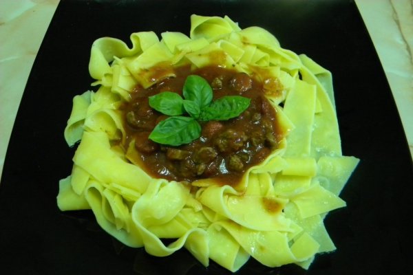 Pappardelle cu carne si sos de rosii