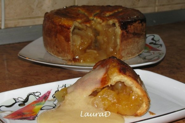 Placinta adanca cu mere si sos aromat