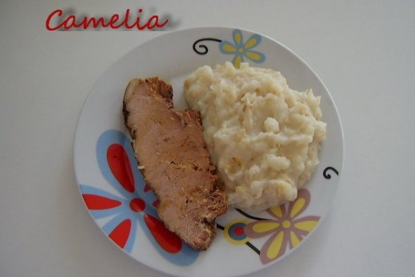 Pulpa de porc la vasul de yena cu piure cu ceapa prajita