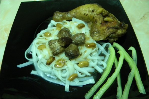 Pulpe de pui cu sos de arahide