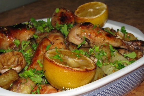 Pulpe de pui la cuptor cu usturoi si cartofi cu ierburi aromate