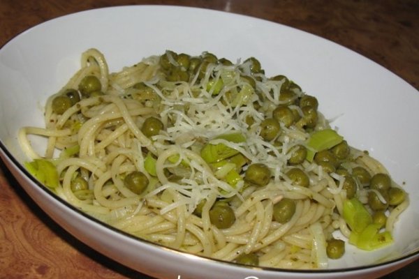 Spaghetti cu praz, mazare si pesto
