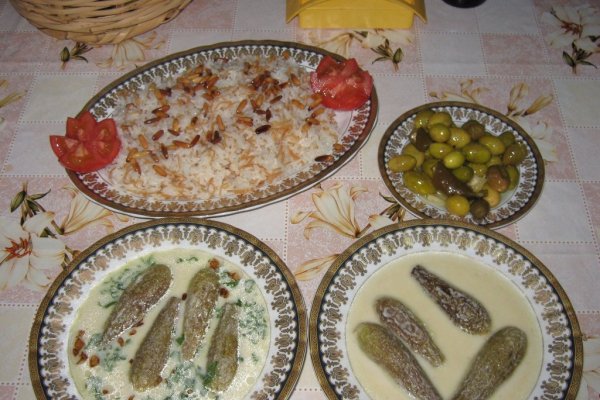 Dovlecei zucchini umpluti cu carne de vita in supa de iaurt  cu garnitura de orez