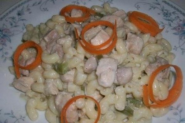 Pui  cu smintina si macaroane mici