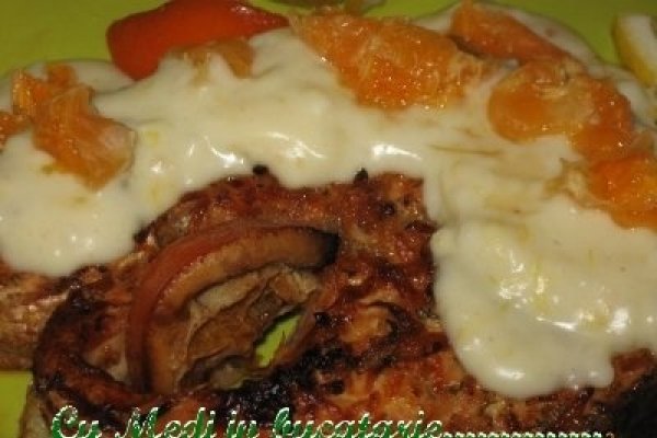 Somon la cuptor cu sos de sampanie si portocala