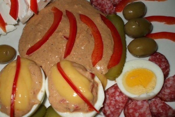 Mic dejun cu oua si pasta de peste